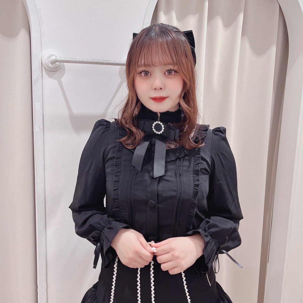 Swankiss_nagoya's tweet photo. 🎀10月22日発売🎀

girly lace B/L
color♡WHT/PNK/BLK
price♡¥10,450(税込)

デコルテ部分のレース切替が
ガーリーなブラウス🤍🎀

リボンブローチは取り外し可能◎

スナップボタンなので着脱も
しやすくなっております💭 https://t.co/e83DPdmzrM