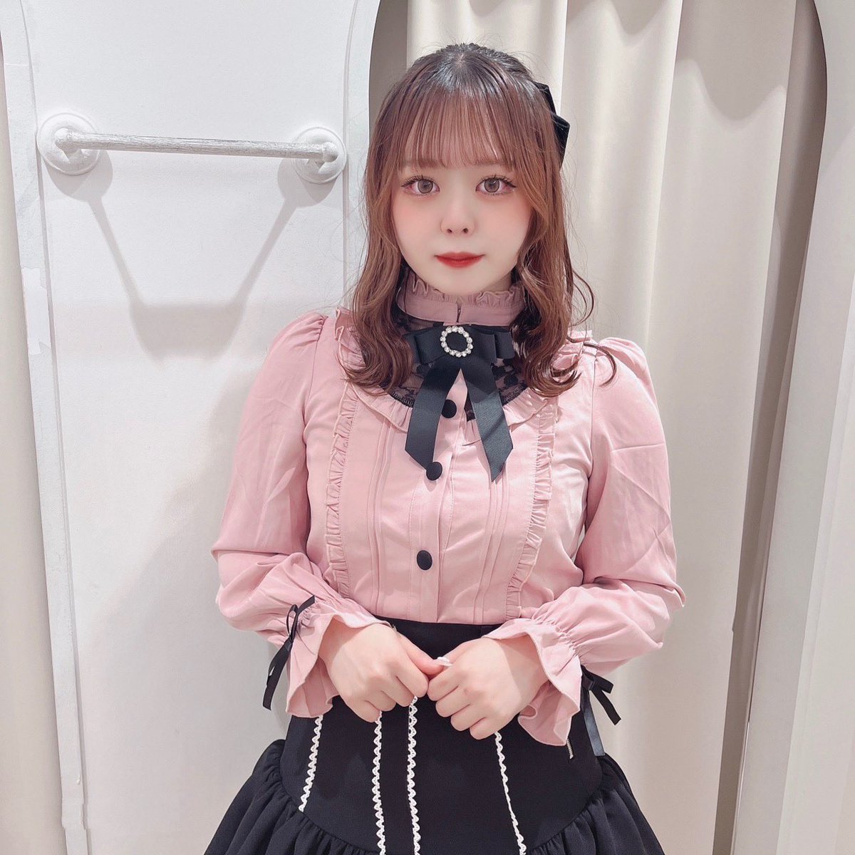 Swankiss_nagoya's tweet photo. 🎀10月22日発売🎀

girly lace B/L
color♡WHT/PNK/BLK
price♡¥10,450(税込)

デコルテ部分のレース切替が
ガーリーなブラウス🤍🎀

リボンブローチは取り外し可能◎

スナップボタンなので着脱も
しやすくなっております💭 https://t.co/e83DPdmzrM