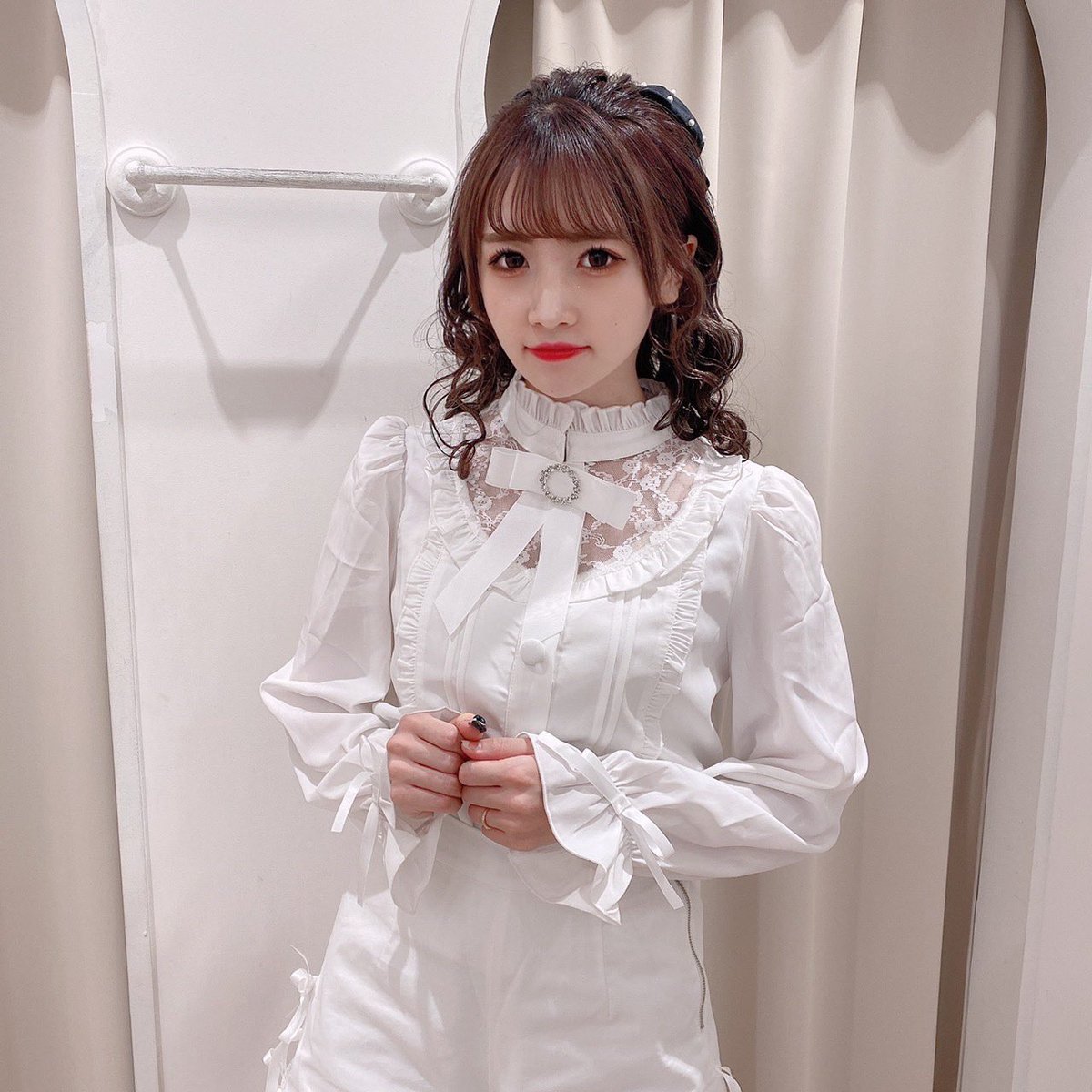Swankiss_nagoya's tweet photo. 🎀10月22日発売🎀

girly lace B/L
color♡WHT/PNK/BLK
price♡¥10,450(税込)

デコルテ部分のレース切替が
ガーリーなブラウス🤍🎀

リボンブローチは取り外し可能◎

スナップボタンなので着脱も
しやすくなっております💭 https://t.co/e83DPdmzrM