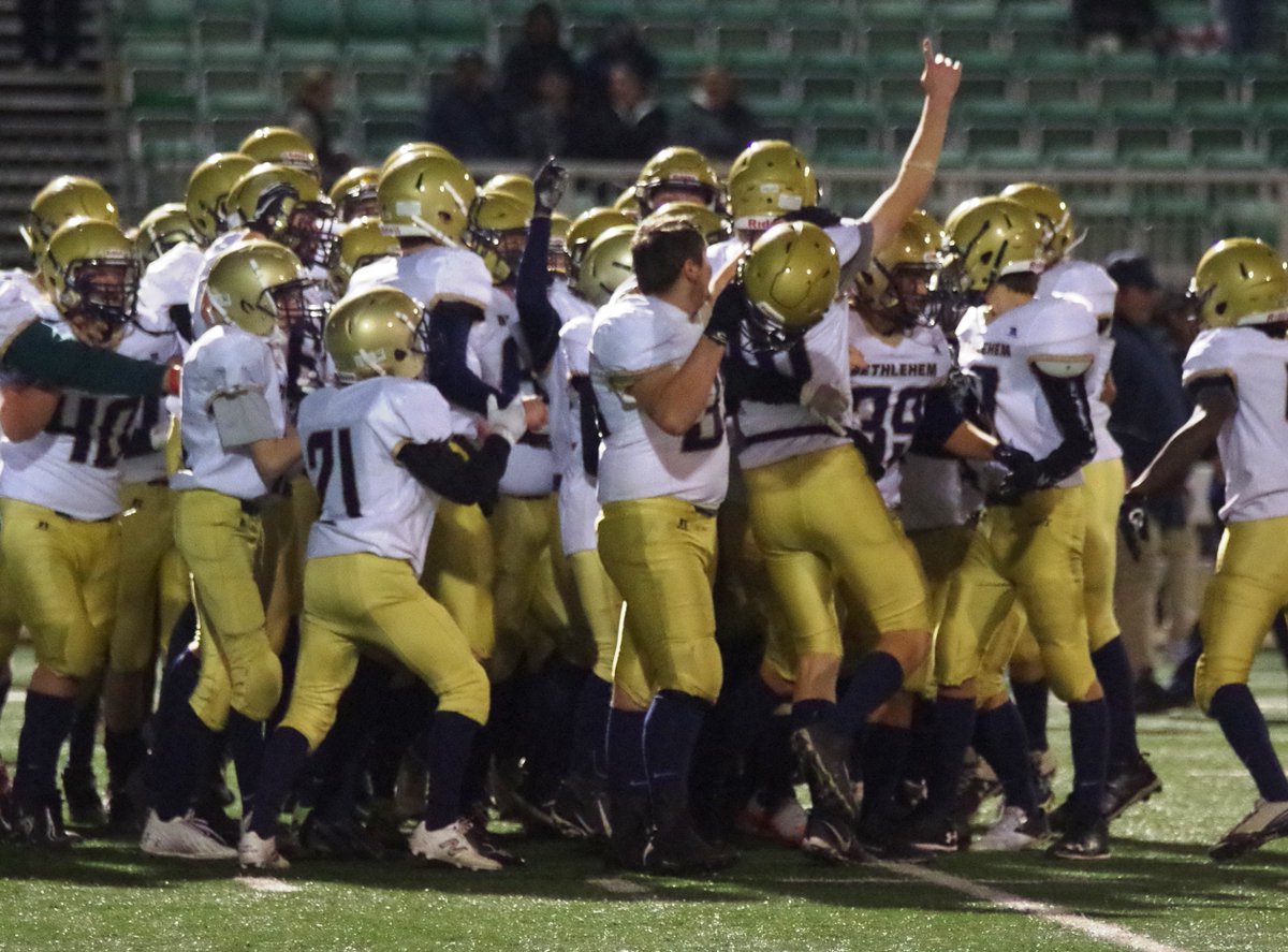 GordieHoweSport's tweet photo. Tonight’s second high school football playoff game at Saskatoon Minor Football Field was a 6A @sssad12 second division final. The Bethlehem Catholic High School Stars blanked their neighbours the Tommy Douglas Collegiate Tigers 21-0. #GordieHoweSports. #PrideofHome. #Wearefamily. https://t.co/t38M1dMeMW