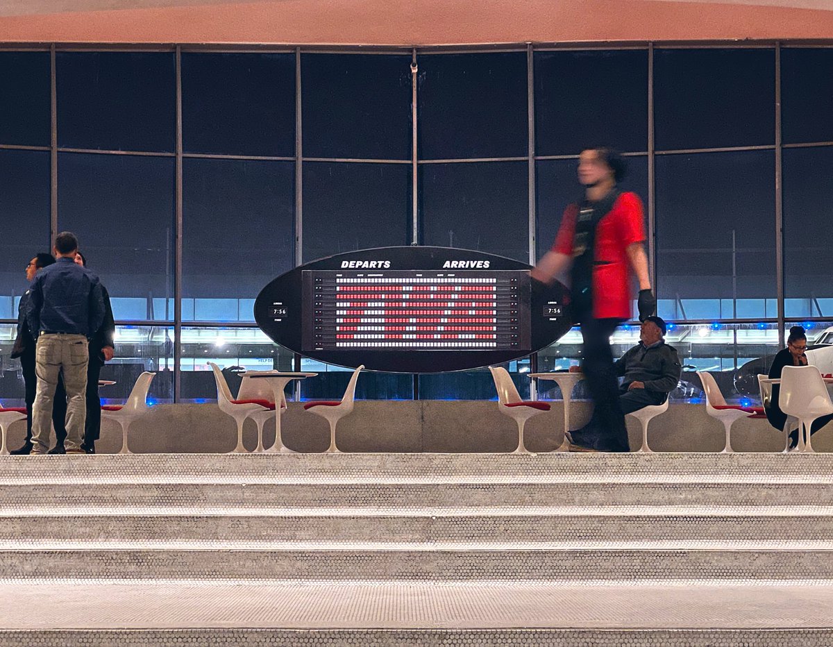 영화 캐치 미 이프 유 캔에서, 프랭크 애버그네일(레오나르도 디카프리오 扮)와 핸레티 형사(톰 행크스 扮)가 마주친 탑승동 통로 또한 여전히...