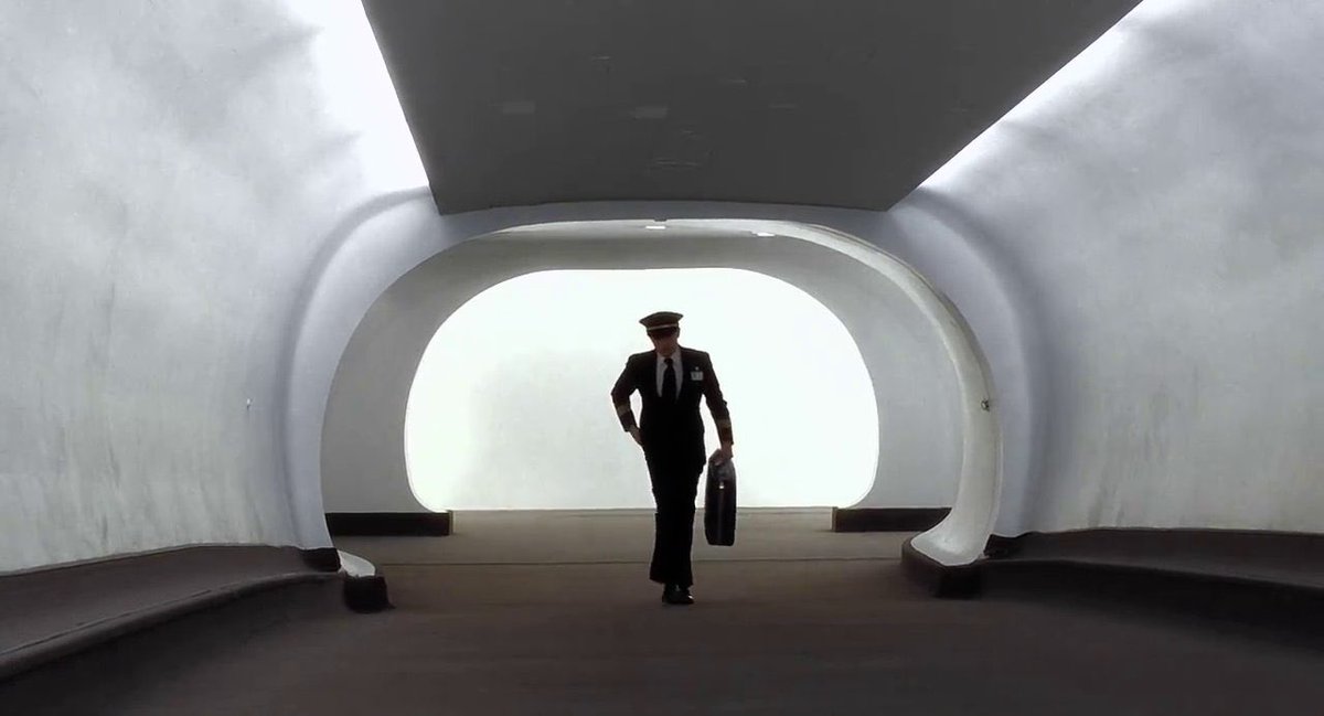 영화 캐치 미 이프 유 캔에서, 프랭크 애버그네일(레오나르도 디카프리오 扮)와 핸레티 형사(톰 행크스 扮)가 마주친 탑승동 통로 또한 여전히...