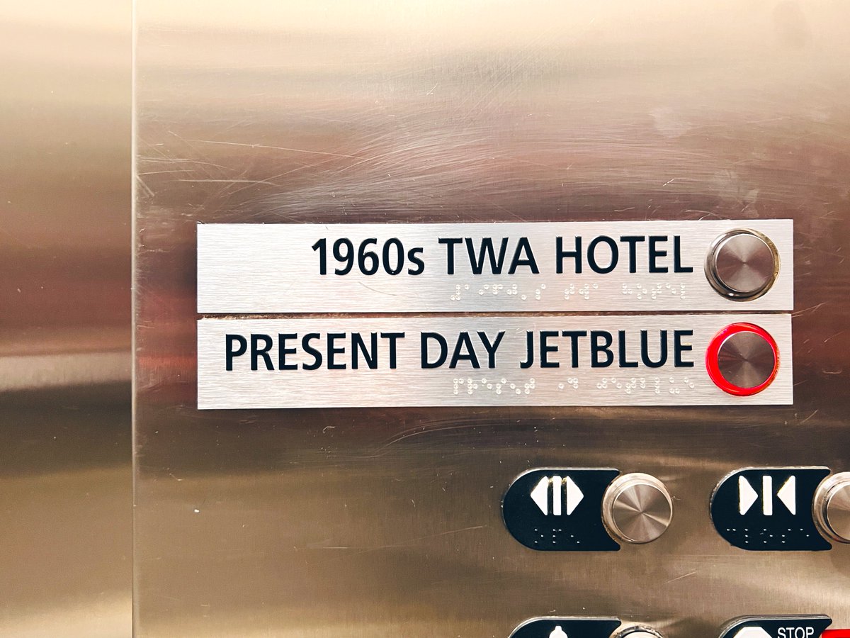 영화 캐치 미 이프 유 캔에서, 프랭크 애버그네일(레오나르도 디카프리오 扮)와 핸레티 형사(톰 행크스 扮)가 마주친 탑승동 통로 또한 여전히...