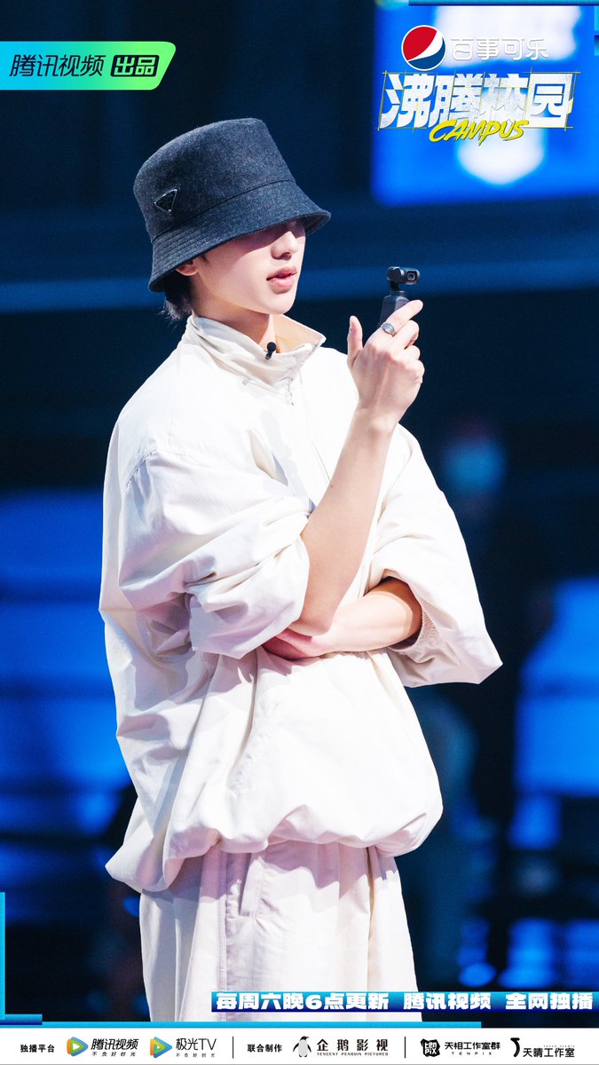 CXK_Thailand's tweet photo. 221022 沸腾校园 Weibo Update 

#CampusGoEP9 คุนPD ที่เป็น “ตากล้อง” กำลังบันทึกอะไร? คืนนี้ไม่เพียงจะได้ดูห้องซ้อมของคุนPD แต่เวที “Phenomenon” ก็มีเซอร์ไพรส์พิเศษที่คุนPDเตรียมไว้ให้นักเรียน ห้ามพลาดเย็นนี้ 17.00น. (ไทย)

#CampusGoxKUN #CampusGo #沸腾校园 #ช่ายสวีคุน #CaiXukun https://t.co/0vsvfRlwq7