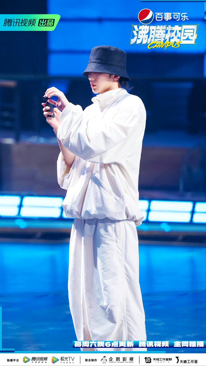 CXK_Thailand's tweet photo. 221022 沸腾校园 Weibo Update 

#CampusGoEP9 คุนPD ที่เป็น “ตากล้อง” กำลังบันทึกอะไร? คืนนี้ไม่เพียงจะได้ดูห้องซ้อมของคุนPD แต่เวที “Phenomenon” ก็มีเซอร์ไพรส์พิเศษที่คุนPDเตรียมไว้ให้นักเรียน ห้ามพลาดเย็นนี้ 17.00น. (ไทย)

#CampusGoxKUN #CampusGo #沸腾校园 #ช่ายสวีคุน #CaiXukun https://t.co/0vsvfRlwq7