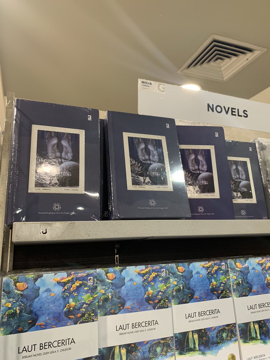 Q1mong's tweet photo. novel yg udh di baca 3 kali pun blm bosen bosen dan tetep nangis https://t.co/bpg6uc6W2e