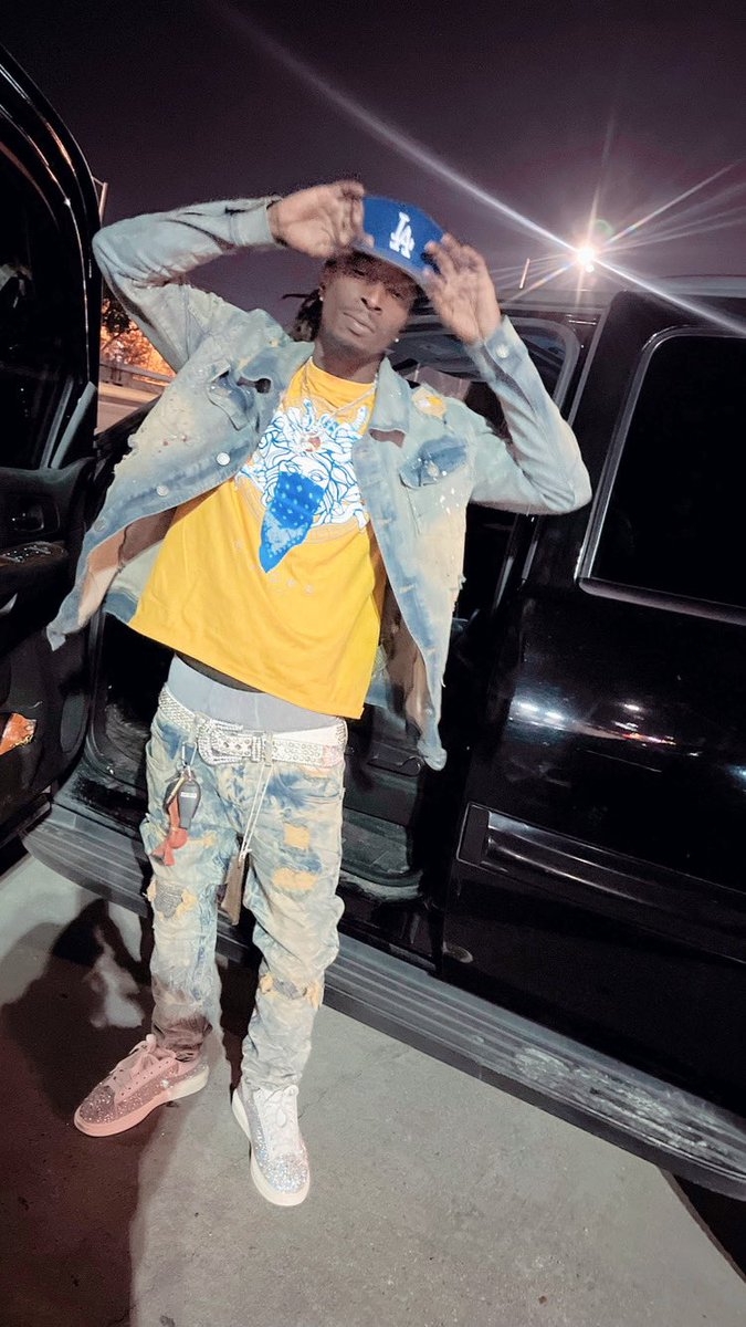 Dat_Boy_There_'s tweet image. 🦍🥶🌬️