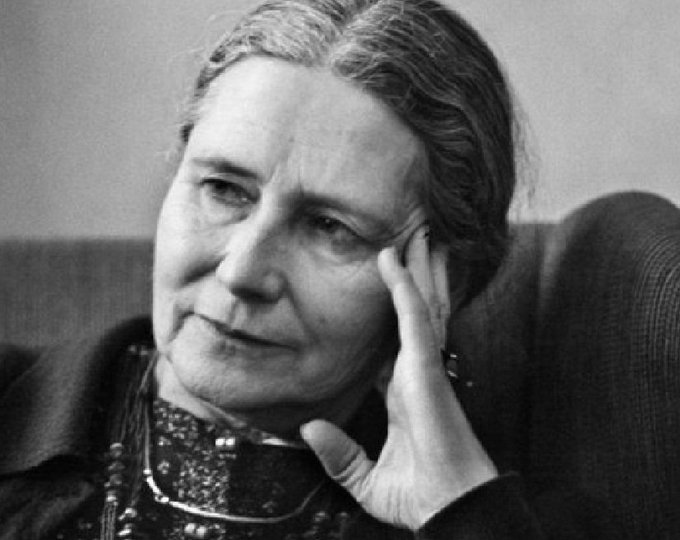 'È dai falliti e dagli sconfitti di una civiltà che se ne possono meglio giudicare le debolezze'. Oggi nel 1919 nasceva la scrittrice britannica #DorisLessing, premio #Nobel per la letteratura nel 2007. #22ottobre.