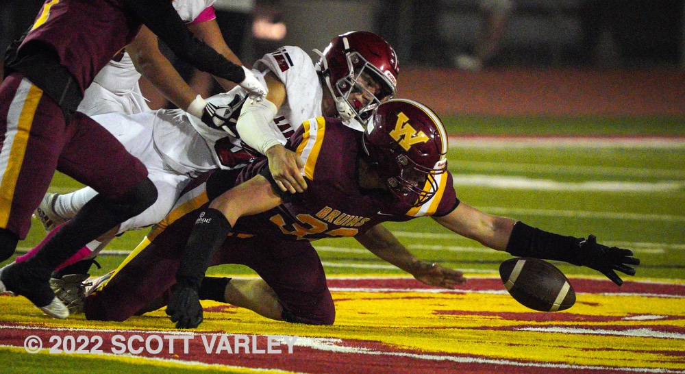 VarleyPhoto's tweet photo. In the 3rd quarter, Lakewood is dominating Wilson 27-0. @BeachVarsity https://t.co/gMqXAQDtLC