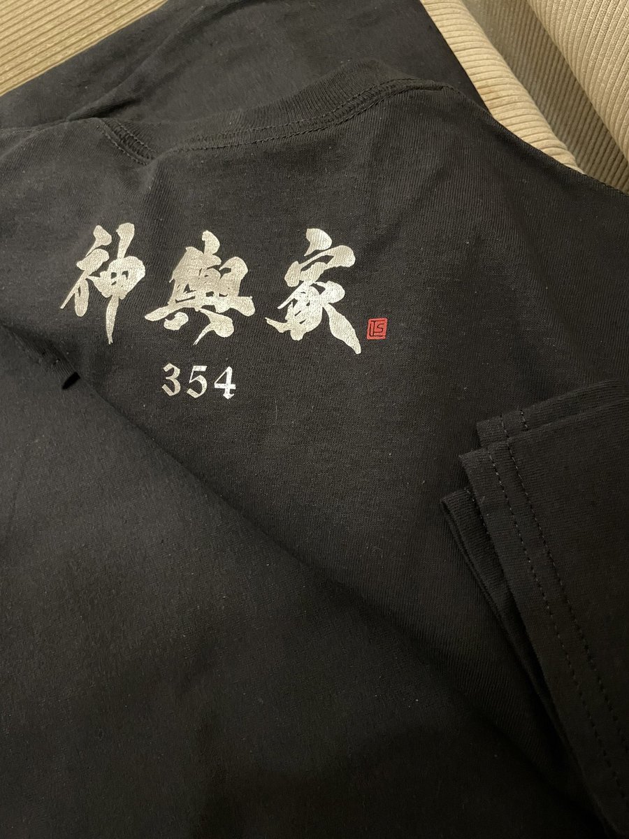mikoshi1985's tweet photo. 新ユニフォーム✨
カッコいい😳
今回DiCE DESIGNさんにお願いして作成して頂きました❕
素晴らしい仕上がりありがとうございます😭
スタッフ一同これを身に纏って益々盛り上げていきます❕❕
#神輿家 #家系ラーメン #DiCEDESIGN #オリジナル #Tシャツ https://t.co/wjhHElXCVD