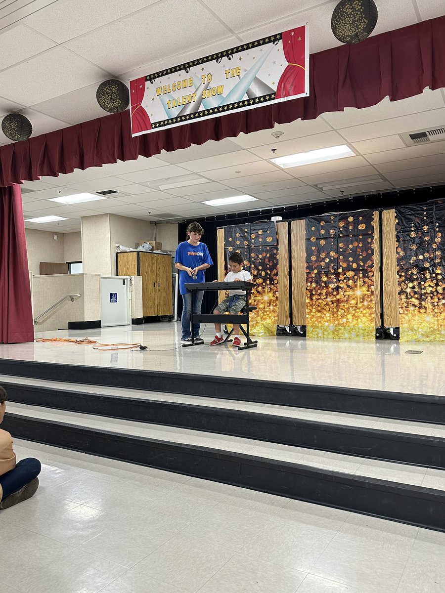 Thank you <a href="/elviamrivas_m/">Elvia M. Rivas</a> for showing your support during our Vista Grande Elementary Think Together and ELO-P Talent Show - Art Walk. <a href="/thinktogether/">Think Together</a> <a href="/cherubs228/">Rhonda Scott</a> @OMSD_omsd #LightsOnAfterschool2022 #OMSD