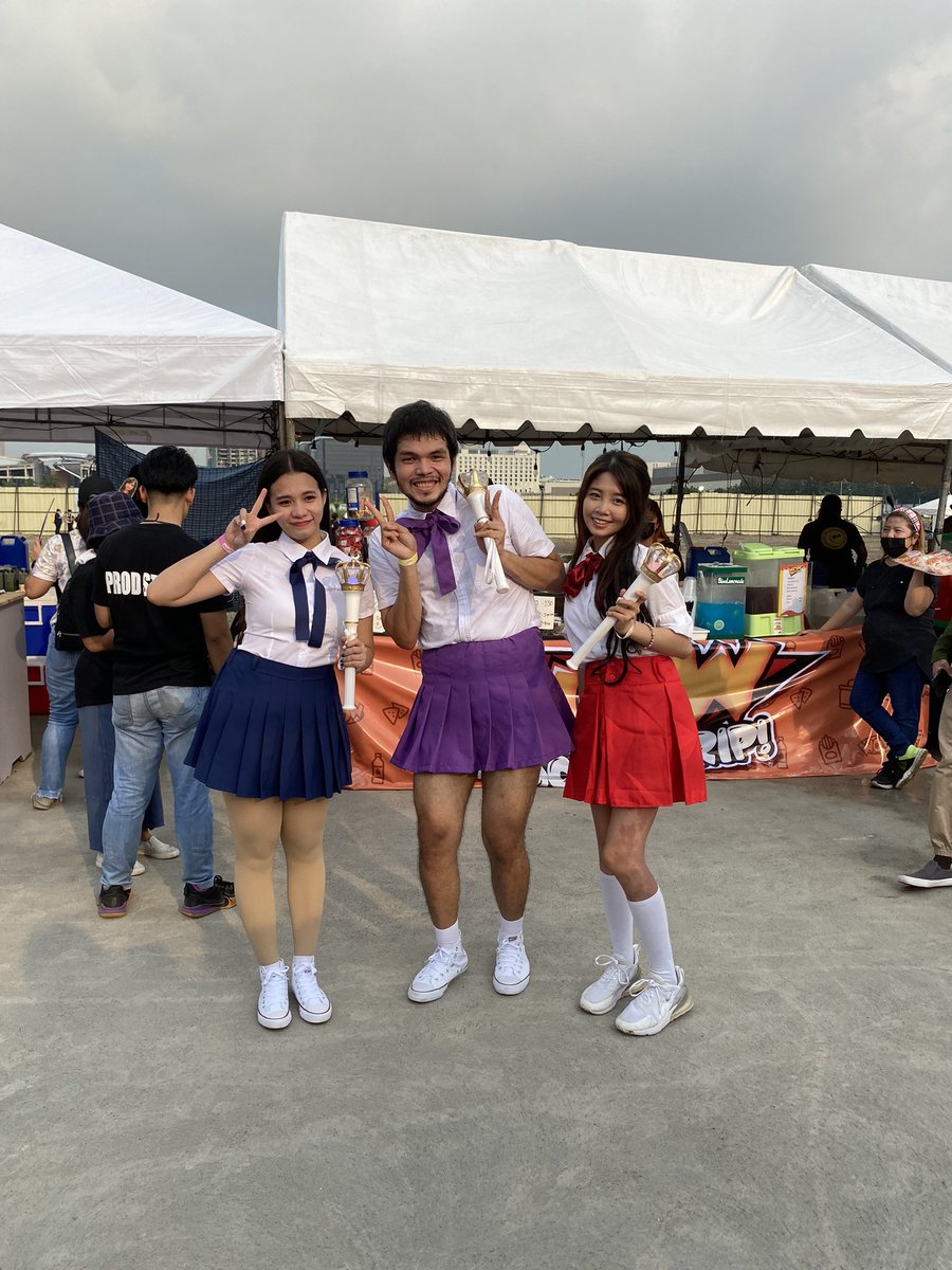 felmarvale's tweet photo. BEST DAY OF MY LIFE (up until now) 😭🥹 ily @loonatheworld!!!

#POPSTIVAL2022 #LOONAFESTIVAL https://t.co/FnfU81isRW