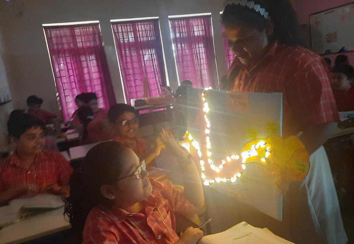 SAI_Edu_In's tweet photo. SAIoneer Angel Samantray of Class V depicts a colorful description of a Reflex Action through her ingenious model. She used different papers to design a hand touching an hot object & further depicts detection of pain.
#Scientificresearch
#ReflexAction
#WorkingProcess https://t.co/Gs053STrHX