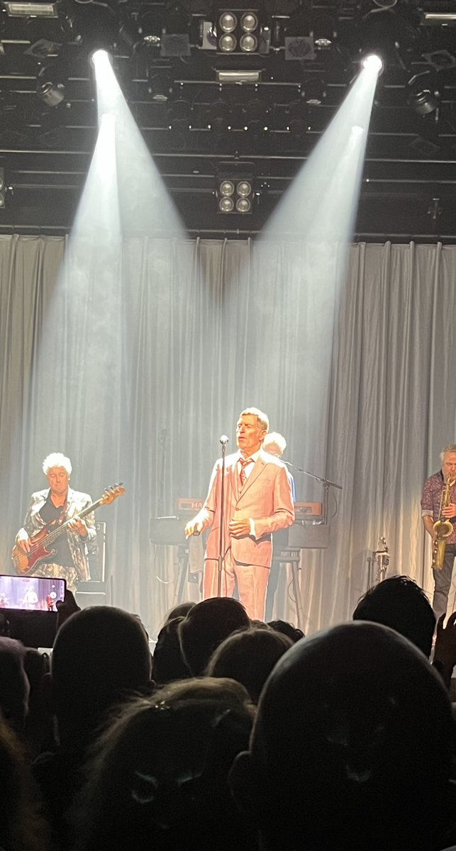 Gisteravond zoals elk najaar De Dijk in het Patronaat… de laatste… 41 jaar. Dikke, modder-vette dank mannen. Ik weet alleen even niet zo goed wat nu…#Laterisnu <a href="/dedijkrocks/">De Dijk</a>