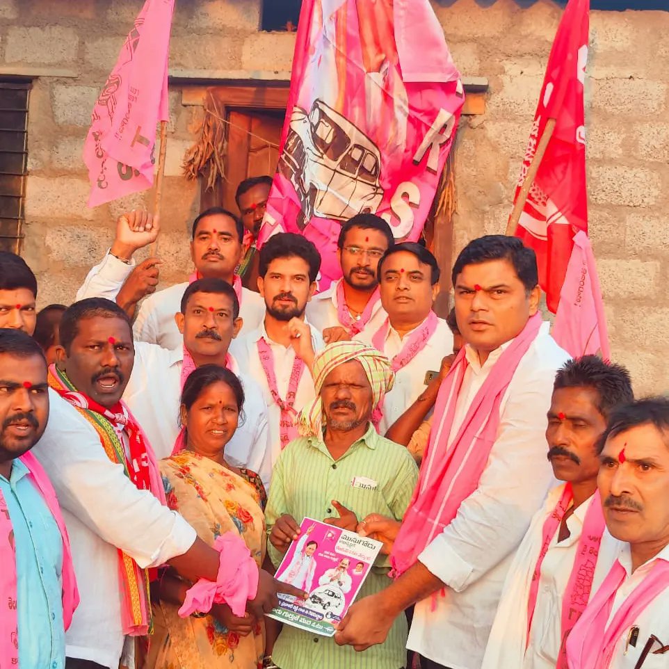 rao_vijith's tweet photo. మునుగోడు ఉప ఎన్నికల్లో భాగంగా నాంపల్లి మండలం శుంకిశాల గ్రామంలో టీఆర్ఎస్ పార్టీ అభ్యర్థి కూసుకుంట్ల ప్రభాకర్ రెడ్డి గారి ని కారు గుర్తుకు ఓటు వేసి గెలిపించాలని ఇంటింటికి తిరుగుతూ ప్రతి ఒక్కరినీ కలుస్తూ ప్రచారం చేయడం జరిగింది.

#VoteForCar #MunugodeWithTRS #TelanganawithKCR https://t.co/mMjVrPJ4ip