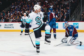 Jaden Schwartz celebrates a goal