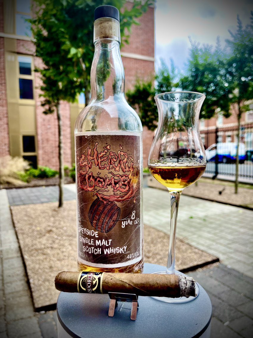 CroviesLi's tweet photo. Hello Twitter!

I'm Crovies Li. I come from Shanghai, China, and now studying in Coventry, United Kingdom.

I'm a quite young enthusiast of Whisky, Cognac, Armagnac, Cigar. And I also like writing tasting notes and rate for these spirits.

(To be more......)

#Whisky #Cigar https://t.co/9QGzs444wS
