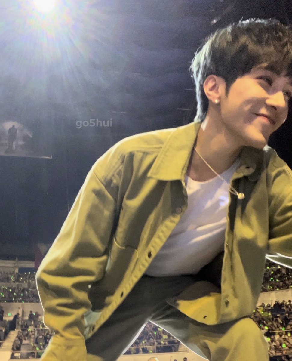 vitaminlee_'s tweet photo. cried over this man bc he was simply the cutest 😭

#WAYV #HENDERY #IPOPU2022MNL https://t.co/zuvoKNIuch