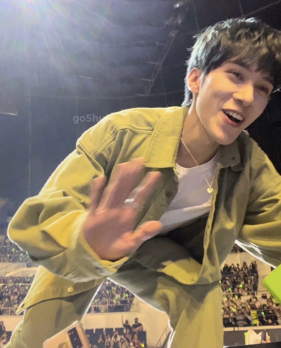 vitaminlee_'s tweet photo. cried over this man bc he was simply the cutest 😭

#WAYV #HENDERY #IPOPU2022MNL https://t.co/zuvoKNIuch