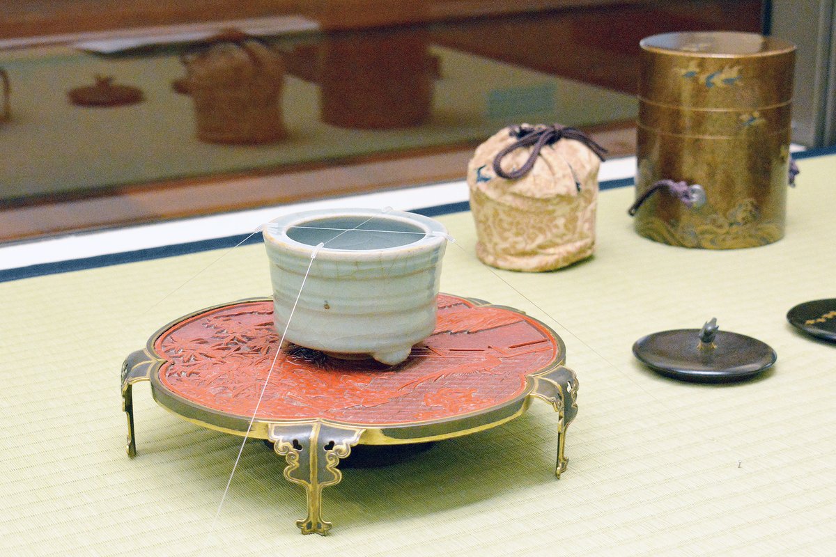 千鳥】 浮いている三本脚を千鳥足に例えた「千鳥形香炉」の代表的な