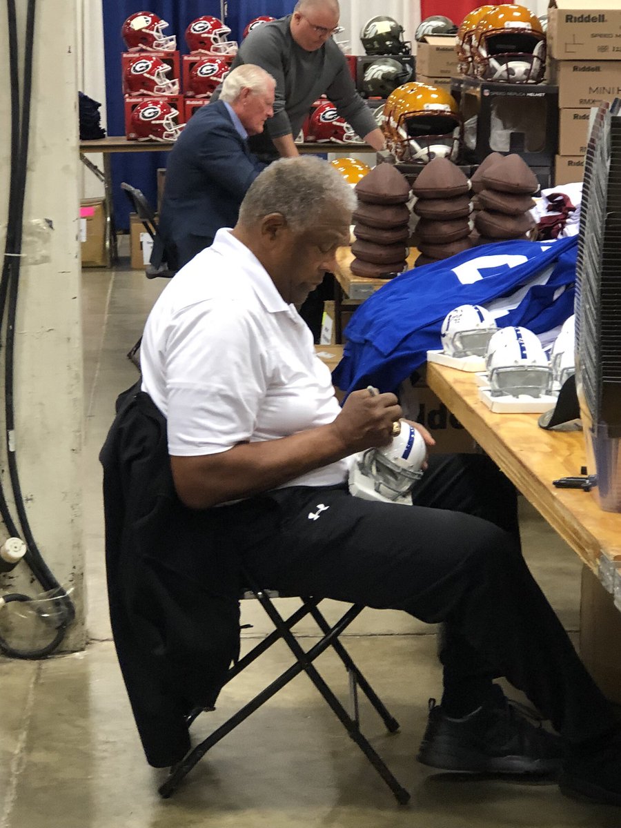 CSASHOWS's tweet photo. Fans at the CSA Show with Lenny Moore Friday night!
#lennymoore #csashow #football #nfl #csashows #thehobby https://t.co/zv5NVF2oIs