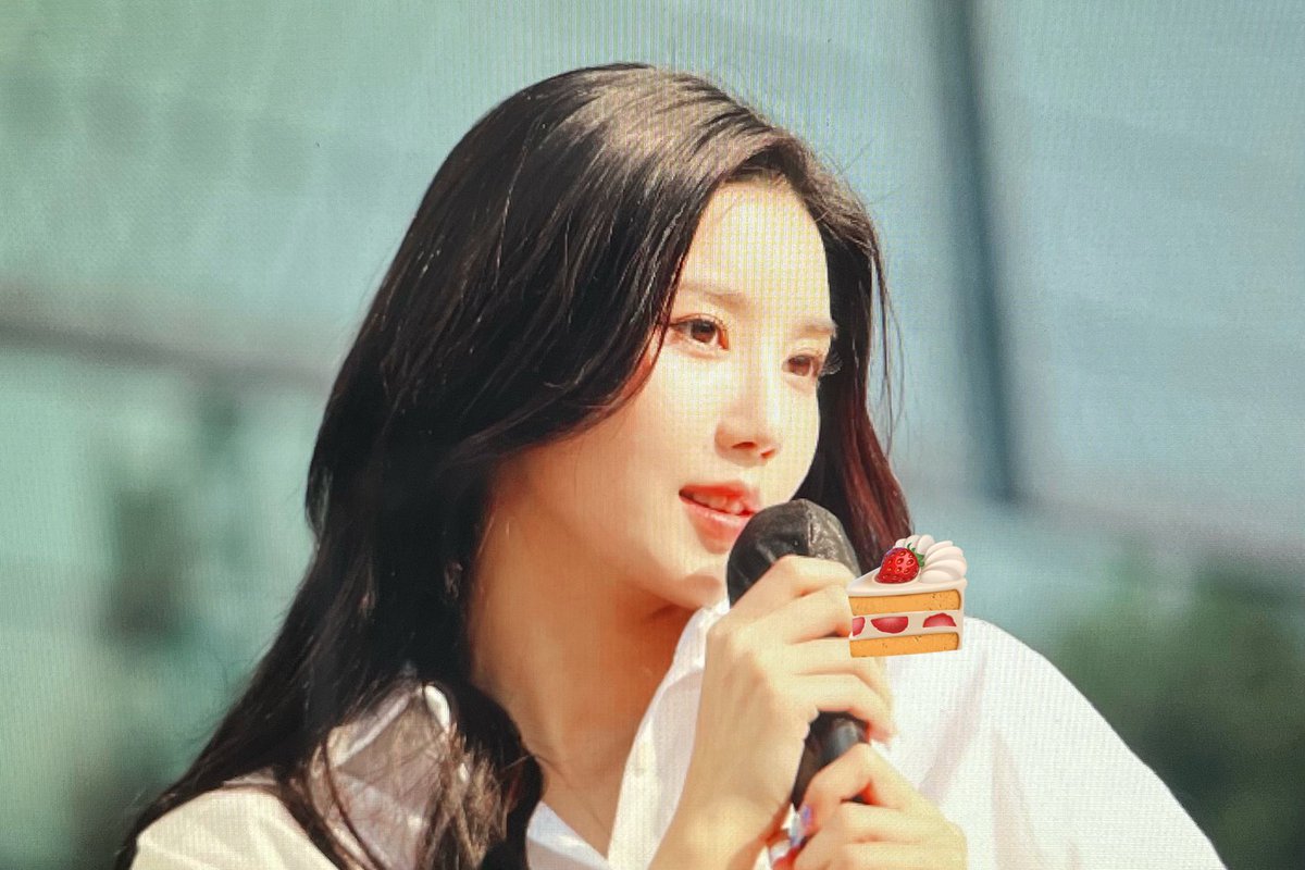 tokkipics's tweet photo. kwon eunbi is effortlessly gorgeous https://t.co/r5pNQu7il5