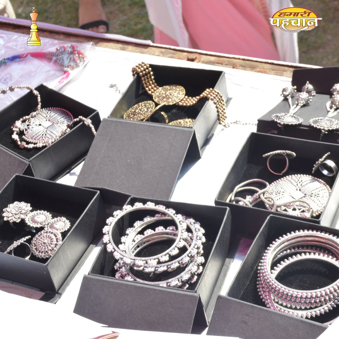 hamaripahchan's tweet photo. Glimpses from the Diwali Mela at Hindu College where women from the adopted slums of Hamari Pahchan NGO showcased their handicrafts and jewellery making skills.

#diwali #diwalidecorations #diwalidecor #photooftheday #picoftheday #help #happydiwali #helpingothers #helpothers https://t.co/Q5XHRU8uL0