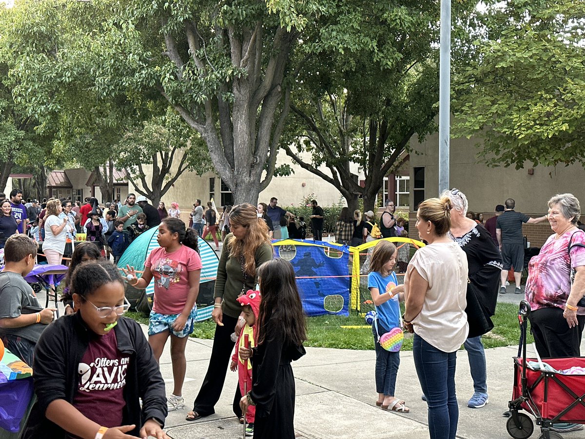MrsPerryTRE's tweet photo. We had an amazing turnout at Two Rivers’ annual Harvest Festival! It was the biggest one yet! We sold over 2500 wristbands and we all had a blast. Thank you to our amazing PTA and wonderful volunteers who made it possible! https://t.co/hi0H7mDSc8