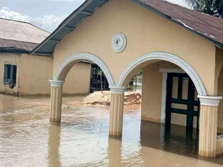Emey46's tweet photo. OH GOD HAVE MERCY, SEE THIS KIND OF DISASTER, OUR GOVERNMENT DON'T CARE ABOUT IT, THEY WILL DO NOTHING OR VERY LITTLE ABT THE SITUATION, LATER THEY WILL BOOST OF NIGERIA BEING GIANT OF AFRICA, I NEVER SEE A GOVERNMENT THAT IS VERY SLOW IN RESPONDING TO LIFE THREATENING SITUATIONS https://t.co/d7ew4kVUF2