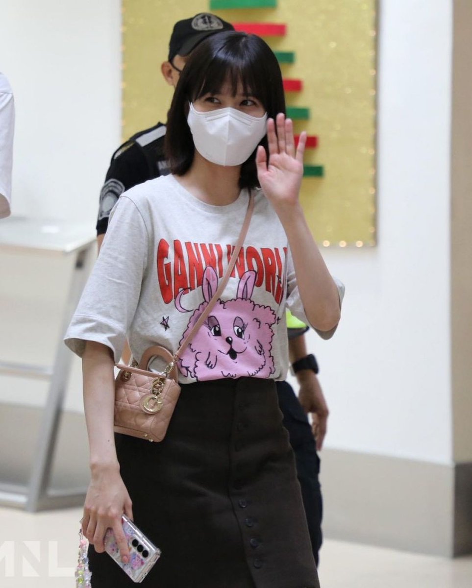 gmanews's tweet photo. WOO TO THE YOUNG TO THE WOO! 🐳

"Extaordinary Attorney Woo" star Park Eun-Bin has arrived in Manila for her Asia Fan Meeting Tour at the New Frontier Theatre on Sunday, October 23, 2022. #ParkEunBInInMNL 

Courtesy: @MIAAGovPH https://t.co/uWbX1lcPLE