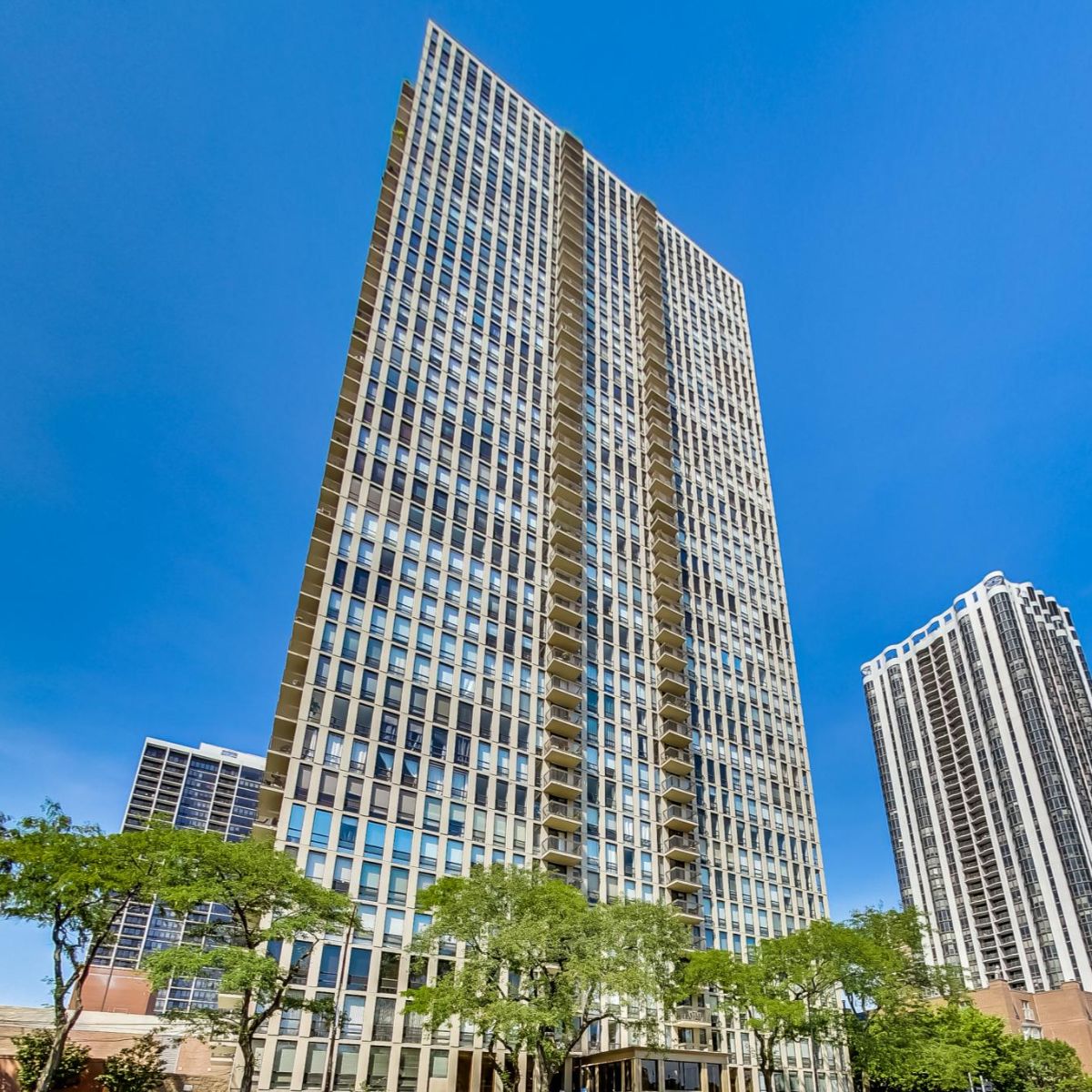 HomePartner's tweet image. OLD TOWN: 😍 SAT 11am-1pm &amp;amp; SUN 12pm-2pm 😍 Rarely Available Studio with Sunset Views.  Popular full amenity building with POOL. DM for more info.   - mailchi.mp/chicagohomepar…