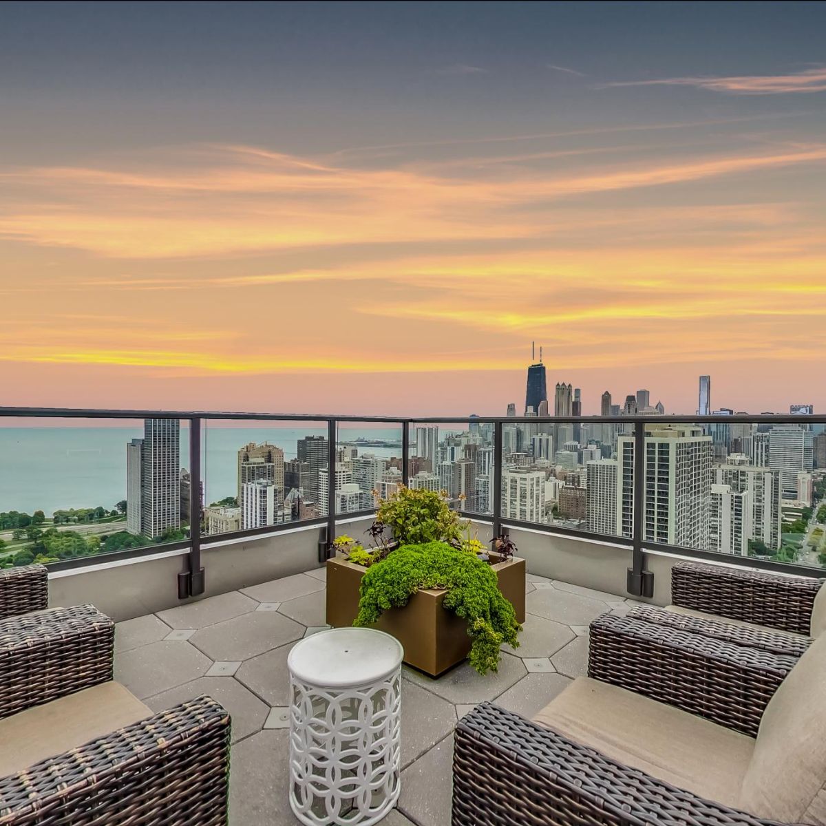 HomePartner's tweet image. OLD TOWN: 😍 SAT 11am-1pm &amp;amp; SUN 12pm-2pm 😍 Rarely Available Studio with Sunset Views.  Popular full amenity building with POOL. DM for more info.   - mailchi.mp/chicagohomepar…