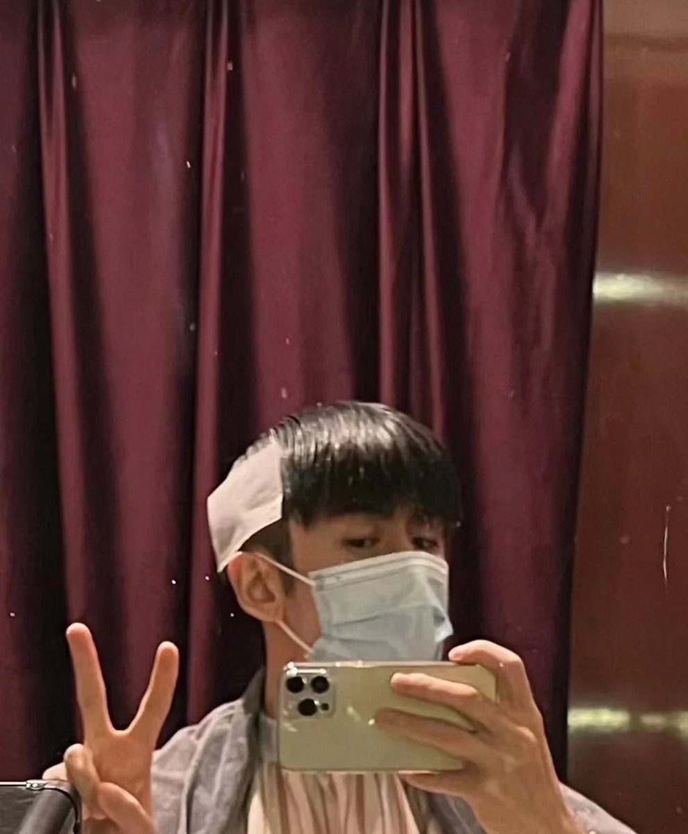 yunnlong's tweet photo. Yun Long having a haircut 🤩 https://t.co/f223EllOf9