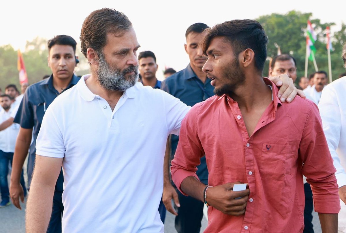 VIVEKPandeyVk's tweet photo. हर कठिनाई में चलेंगे साथ, हर मुश्किल सुलझेगी ग़र मजबूत रहेगा हाथ।

#BharatJodoYatra 🇮🇳 https://t.co/8EMhFebNuC