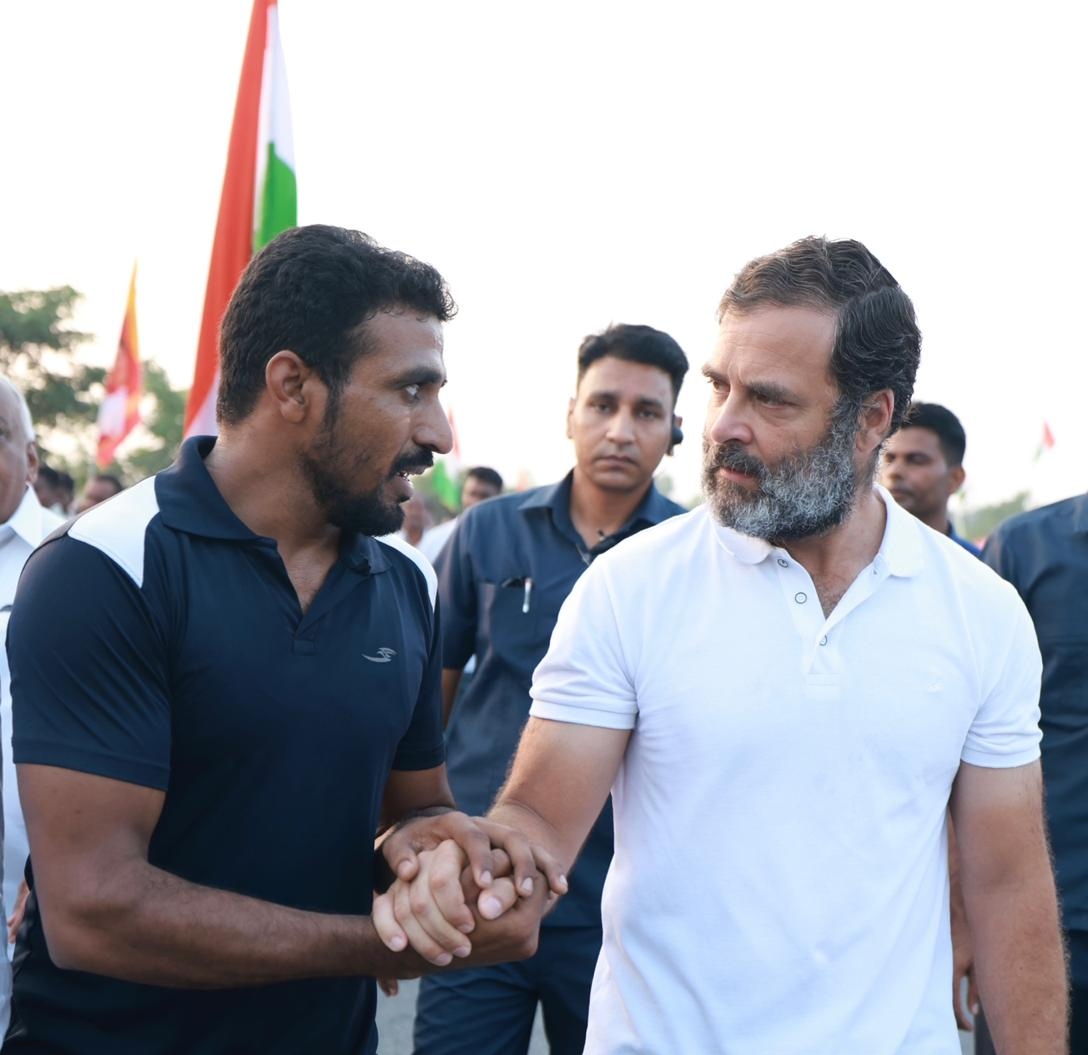 VIVEKPandeyVk's tweet photo. हर कठिनाई में चलेंगे साथ, हर मुश्किल सुलझेगी ग़र मजबूत रहेगा हाथ।

#BharatJodoYatra 🇮🇳 https://t.co/8EMhFebNuC