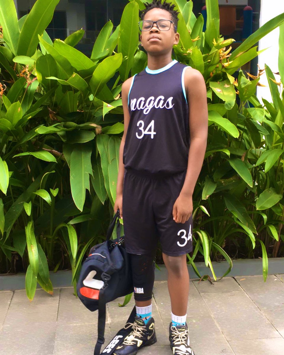 NamanGao's tweet photo. A superstar with his biggest fan on Game Day #HoopMom 🏀 https://t.co/vCdURcVSYm