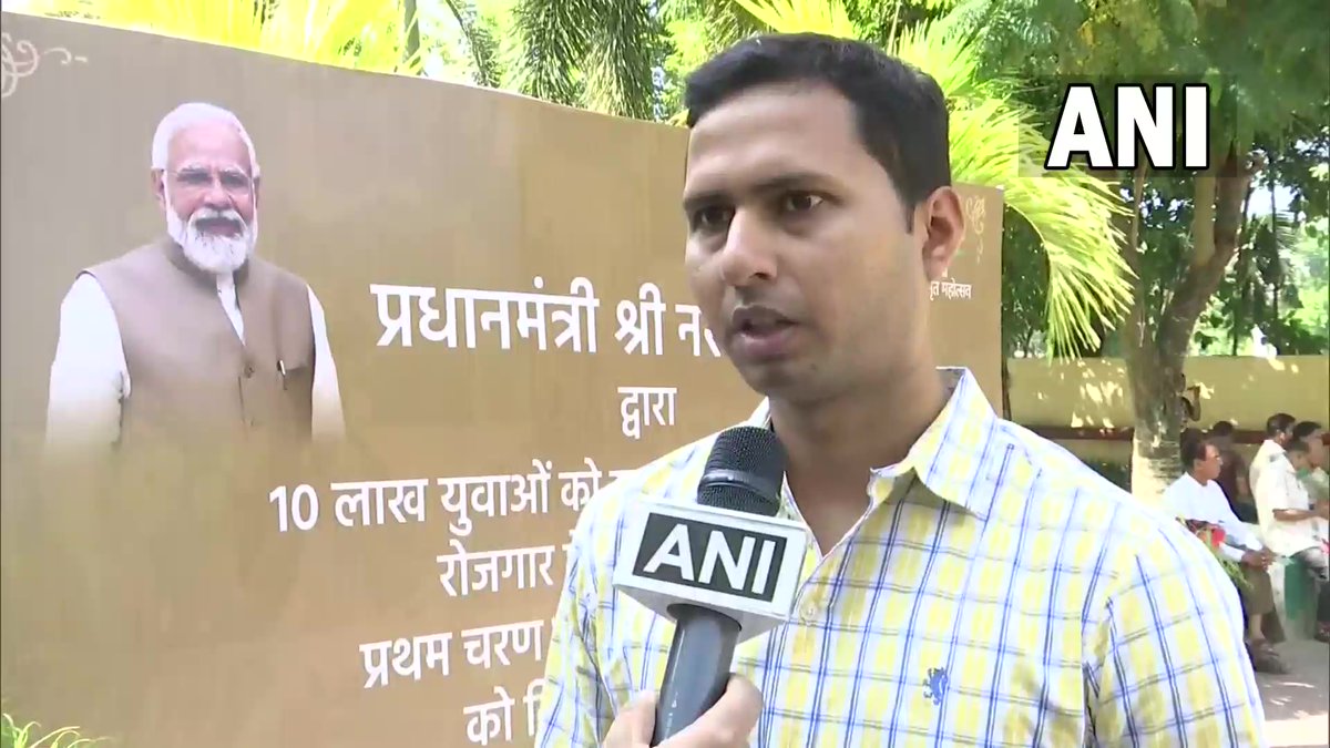 ANI's tweet photo. PM to launch Rozgar Mela for 10 lakh personnel today. Appointment letters will be given to 75,000 appointees today
 
Appointees from Kolkata, WB - Amit, Riya, Antara, Saurav say, "Good initiative. Good drive to chalk out candidates who require jobs. It gives a positive message." https://t.co/LsAYKMD8V8