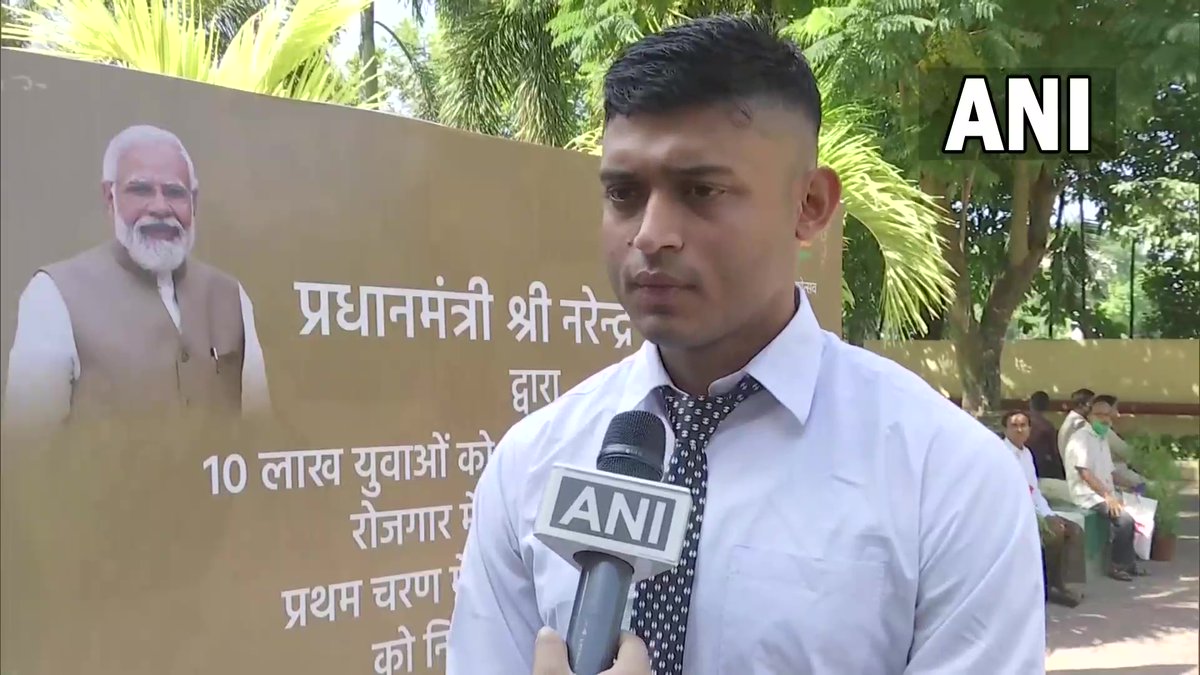 ANI's tweet photo. PM to launch Rozgar Mela for 10 lakh personnel today. Appointment letters will be given to 75,000 appointees today
 
Appointees from Kolkata, WB - Amit, Riya, Antara, Saurav say, "Good initiative. Good drive to chalk out candidates who require jobs. It gives a positive message." https://t.co/LsAYKMD8V8