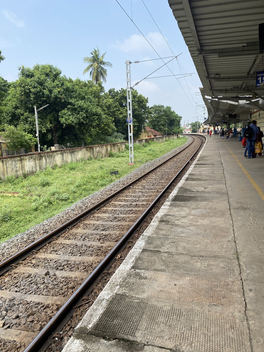 isthatuku's tweet image. புகைவண்டிக்காக காத்திருந்த 
சில நிமிடங்கள் கூட 
எனக்கு புகைக்க தோன்றவில்லை....

என் மூச்சுக்காற்றாக அவள் இருப்பதால்.....🚭💞🫶🏃‍♂️🏃‍♂️
💓அவளும்  தமிழும்💓
#traintravel #randomscribbles #nosmoking #தமிழ் #Diwali2022 
Thank u   @rokeshreva17 for little corrections ✌️