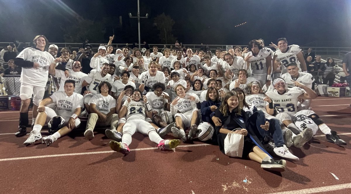 TylerWainfeld's tweet photo. The West Ranch Wildcats, Foothill League champs for the first time in program history ⁦@WestRanchFB⁩ https://t.co/Um8TTzIrHB