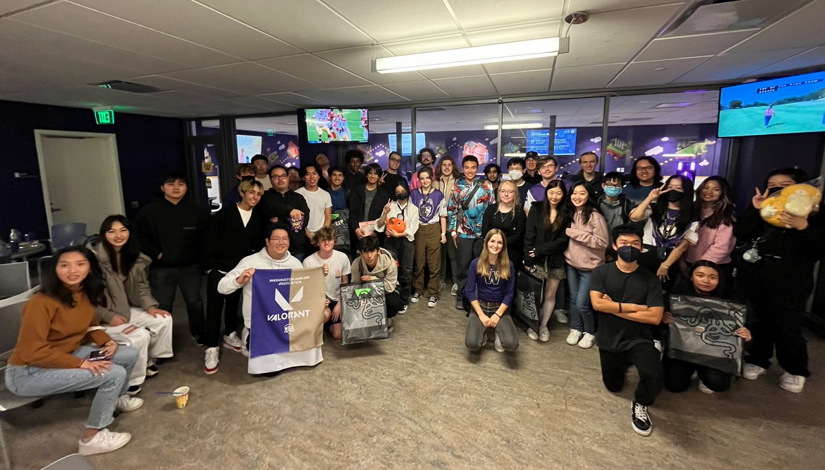UofWAesports's tweet photo. COMMUNITY NIGHT WAS A BLAST! 💥

We had over 100 peeps show up and game heavy together 😎

Although everyone ate all 15 boxes of pizza 🍕 within the first 30 min of the event... we'd like to thank all of those who showed up 💜

Hope to see everyone again in our future events! https://t.co/mI47jLARwz