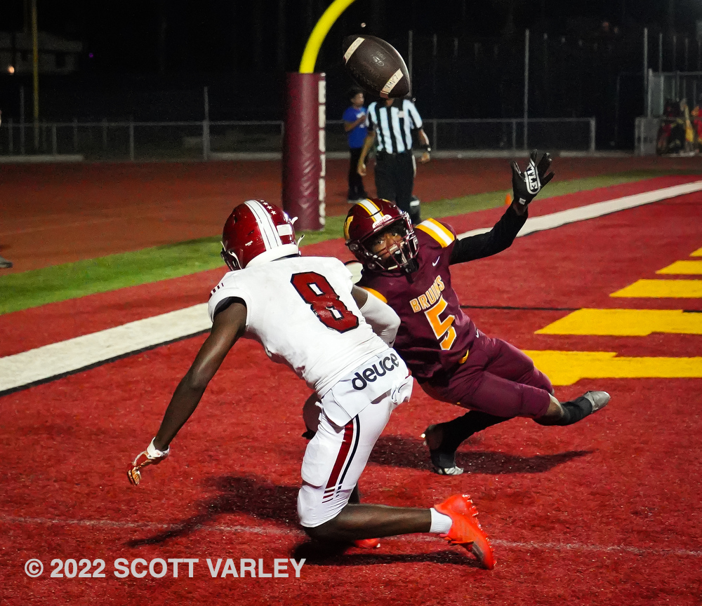 VarleyPhoto's tweet photo. Lakewood’s Ellis Gibson bobbles a pass in the end zone but somehow caught it for a TD as Wilson’s Jonathan Weston covers him. @LKWDFOOTBALL beat Wilson 41-0. @BeachVarsity https://t.co/0rrLPepfA9