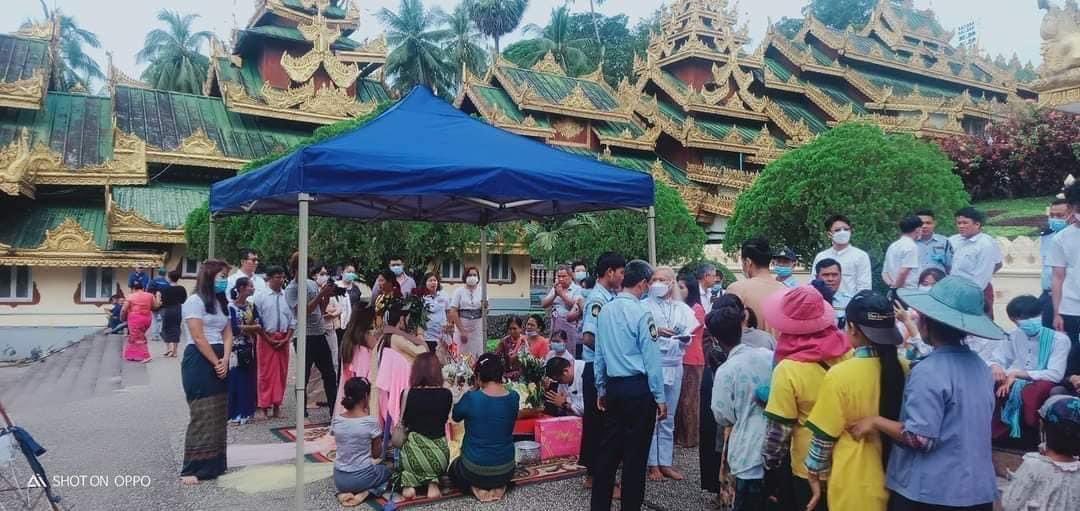 Khithitofficial's tweet photo. တရုတ်ထုတ် လိင်ဖျော်ဖြေရေးအရုပ်မ ၂ ခုကို မယ်တော်ကြီး ဟုအမည်တပ်ကာ ရွှေတိဂုံစေတီတော်ကားပါကင်တွင် လူအများ၏ ကန်တော့ခံနေမှု လူမှုကွန်ရက်မှုတွင် ဝေဖန်မှုများမြင့်တက်
Read more-> https://t.co/rNRja9cIU8 https://t.co/LH8xJYL600