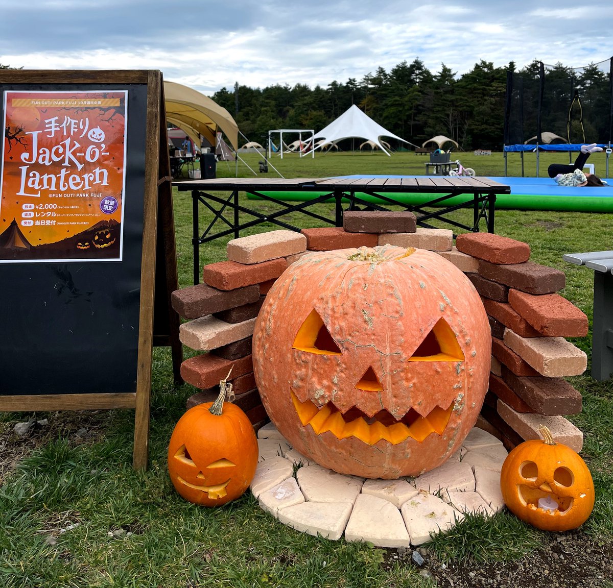 funout_park's tweet photo. 🎃ハロウィンイベントいよいよ明日まで🎃

📌自分たちでカボチャのランタンを作ってみよう！
📌テントをハロウィン仕様に飾りつけよう！
📌仮装したお客さまにマシュマロプレゼント！

皆様のご参加をお待ちしています☺️✨

https://t.co/9WujiSrHrJ

#FUNOUT
#秋のFUNOUT
#富士すばるランド https://t.co/3aIsyrBGLV