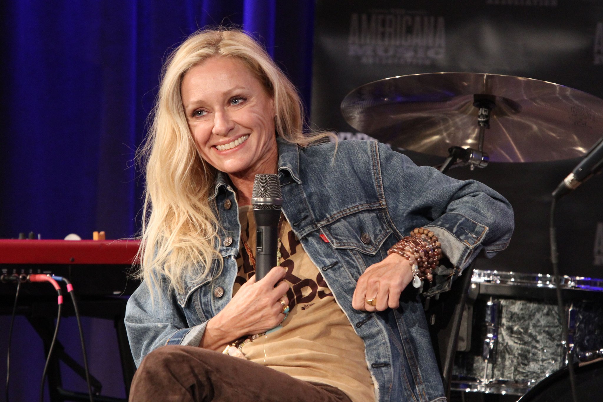 Happy Birthday  to Shelby Lynne
(October 22, 1968). 