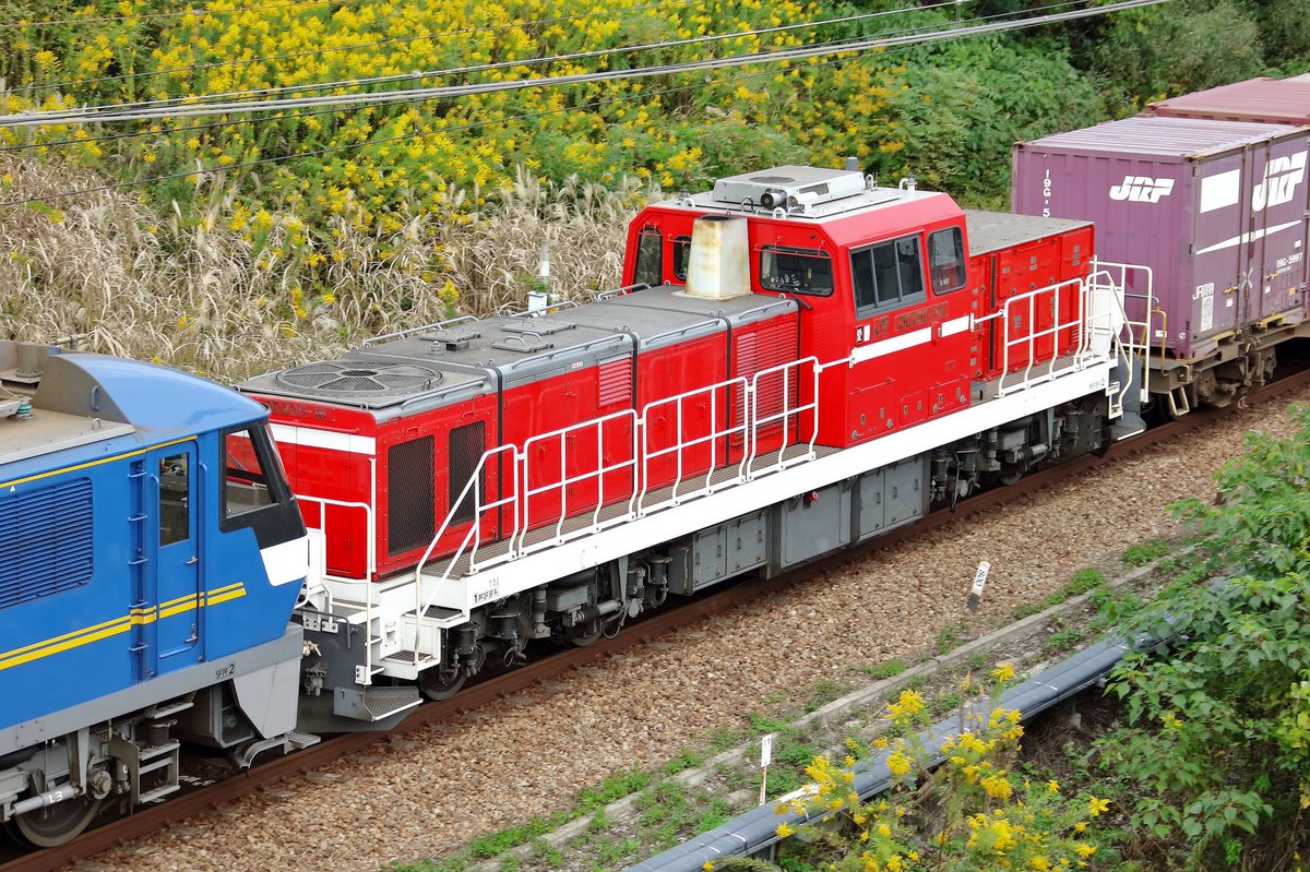 210EP's tweet photo. 本日の2073レはEF210 + DD200-16❗️

播州の秋祭りも集大成❗️播州最大規模を誇る魚吹八幡神社の秋季例大祭(本宮)の今日は、EF210-344号機が牽引する2073です。
次機無動力回送はDD200-16号機でした。
最近はHD300ばかりでしたので、久しぶりのDD200は新鮮でした。
魚吹の氏子の皆さん、頑張って下さい‼️ https://t.co/65jWBtcKMe