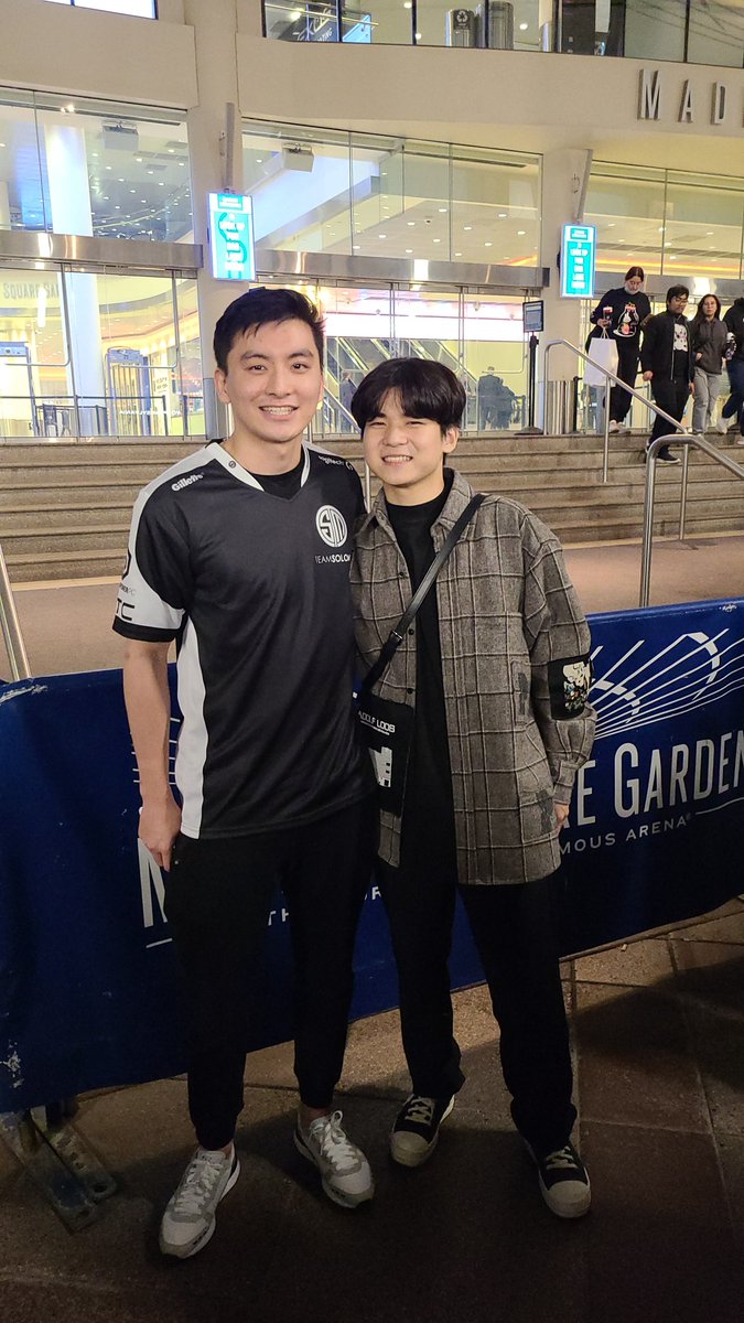 fizzlezz1's tweet photo. I met my king today 👑 and made him laugh @Spicalol https://t.co/kRphxV2MN6