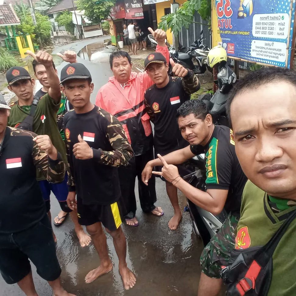 ansorbwikota's tweet photo. Ansor BWI Kota Peduli, pasca banjir https://t.co/NZ0nmM6enW