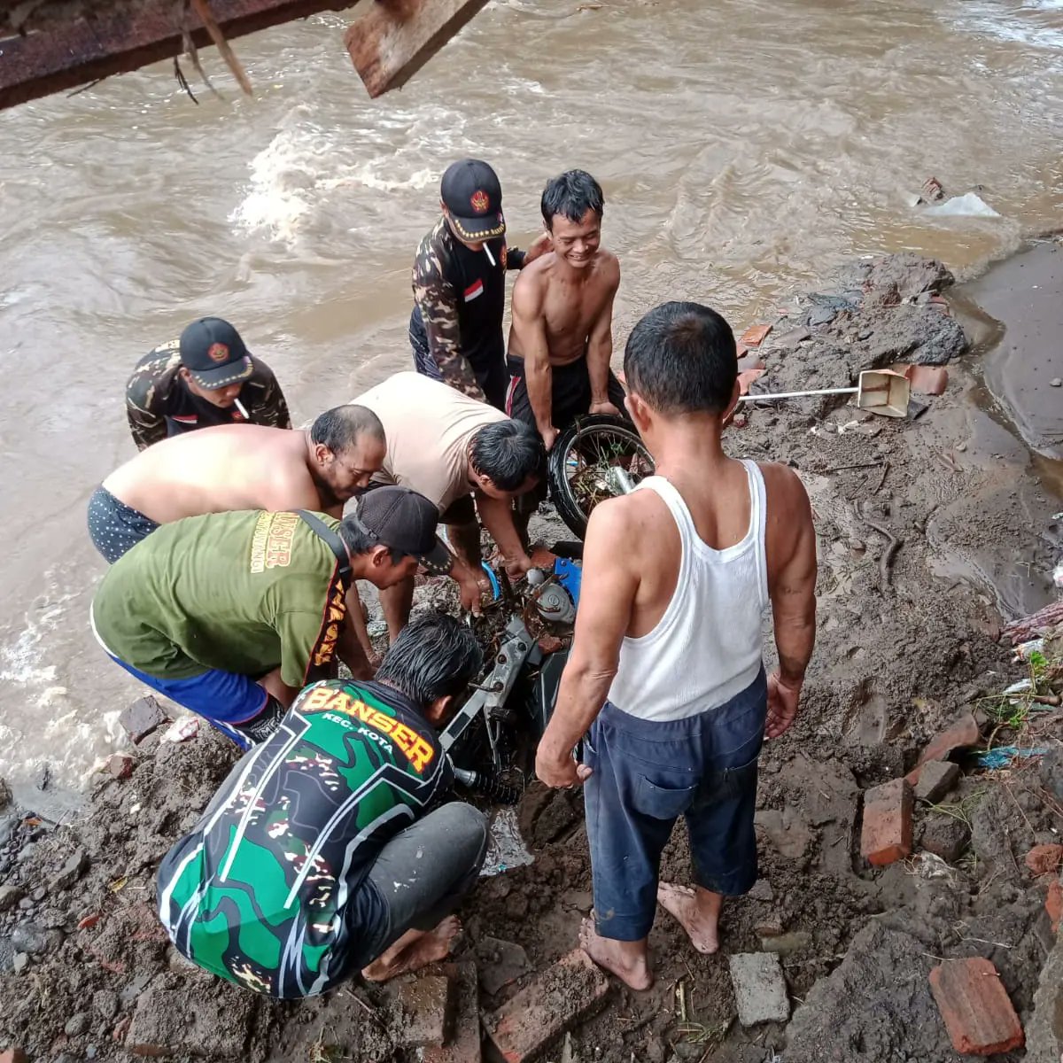 ansorbwikota's tweet photo. Ansor BWI Kota Peduli, pasca banjir https://t.co/NZ0nmM6enW