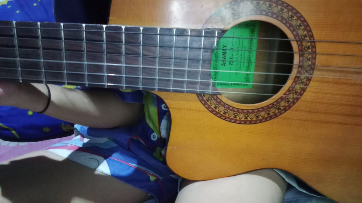 frobntal's tweet photo. Cara main gitar gimana dah? Gue susah banget buat inget kunci nya, punya doang kaga dipake pake 😭 https://t.co/AEMQaVqnem